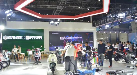 巨龍(lóng)AI“更聰明的(de)電動車”很(hěn)吸眼！