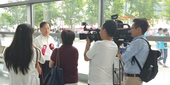 陸(lù)金龍理事(shi)長接受無(wu)錫電視台(tái)新聞頻道(dào)、今晚60分、第(di)一看點等(deng)記者采訪(fang)