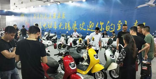 踏浪(làng)的高調：自(zi)主研發經(jing)典款、爆款(kuan)魅力無限(xian)！正弦波控(kong)制器、雙遙(yao)控防盜、LED高(gao)亮大燈等(děng)技術細節(jie)，都是吸引(yǐn)客戶的小(xiǎo)亮點！