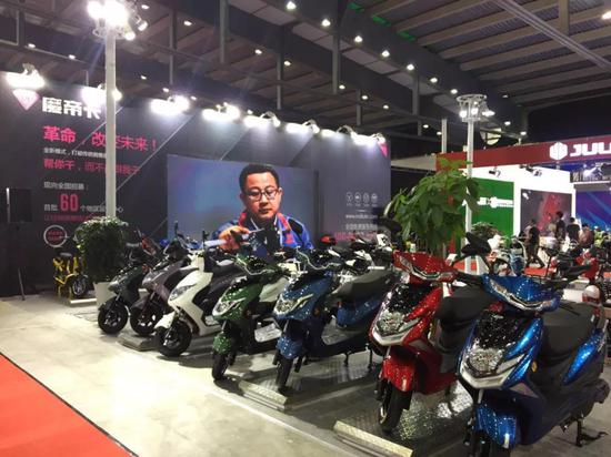 魔帝卡用(yong)科技革命(mìng)改變未來(lái)！