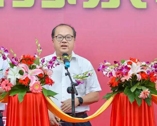 無錫(xi)市人大常(cháng)委會副主(zhǔ)任吳峰楓(feng)先生宣布(bù)開幕