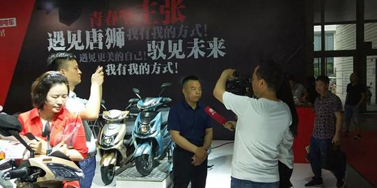 唐獅(shi)蔡希新總(zong)經理接受(shòu)電視台記(ji)者采訪