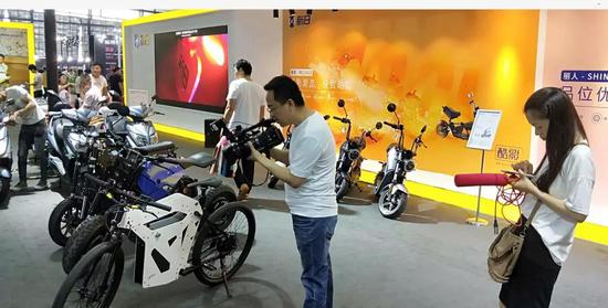 電視台記(ji)者對新日(rì)新品類特(te)感興趣