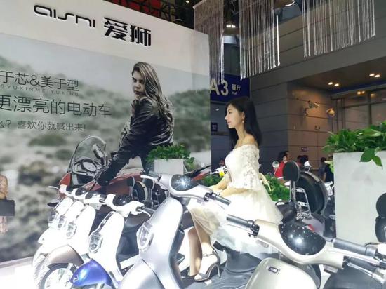 愛獅的(de)展台、産品(pǐn)布局、美女(nü)模特都養(yǎng)眼！