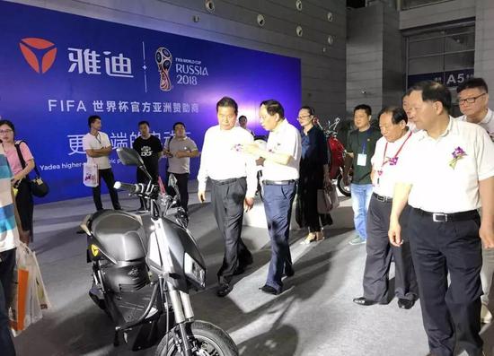 領導(dǎo)嘉賓參觀(guān)雅迪展台(tái)