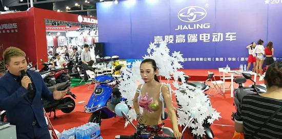 嘉陵高端(duān)電動車+美(měi)女！