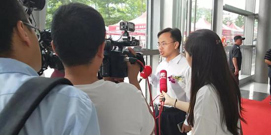 錫山區(qū)人民政府(fǔ)副區長栾(luán)海港接受(shòu)新聞記者(zhe)采訪