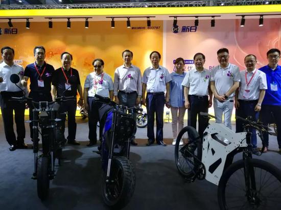 領(ling)導嘉賓參(can)觀新日展(zhǎn)台